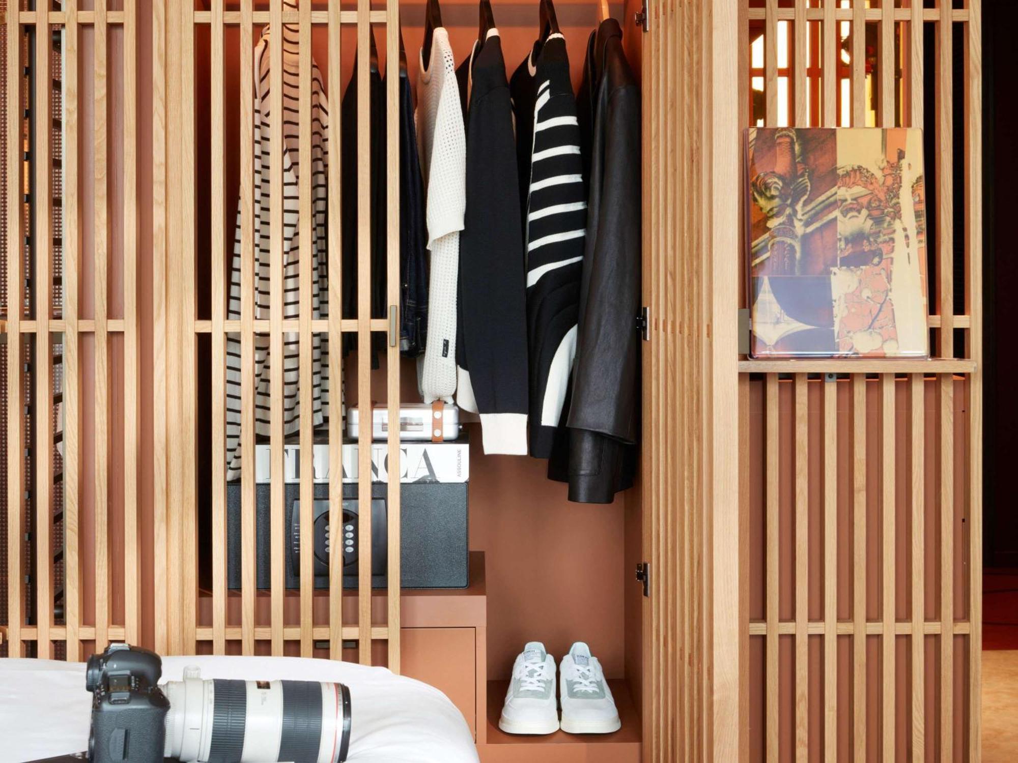 So/ Paris Hotel Exterior photo A wardrobe