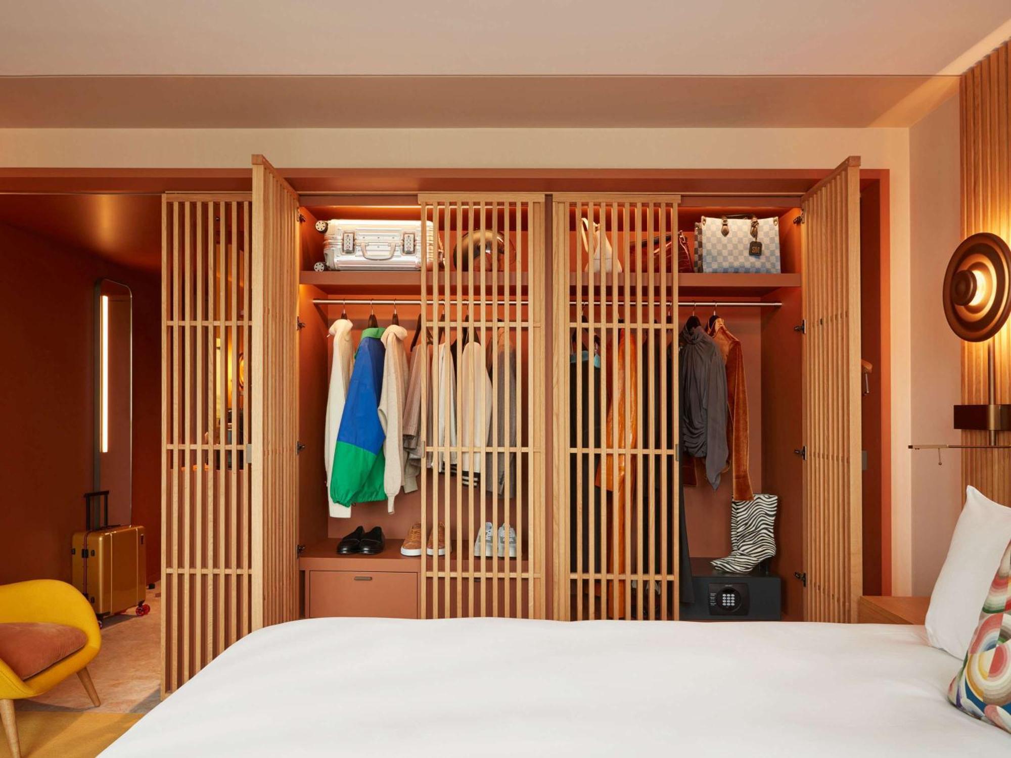 So/ Paris Hotel Exterior photo A wardrobe