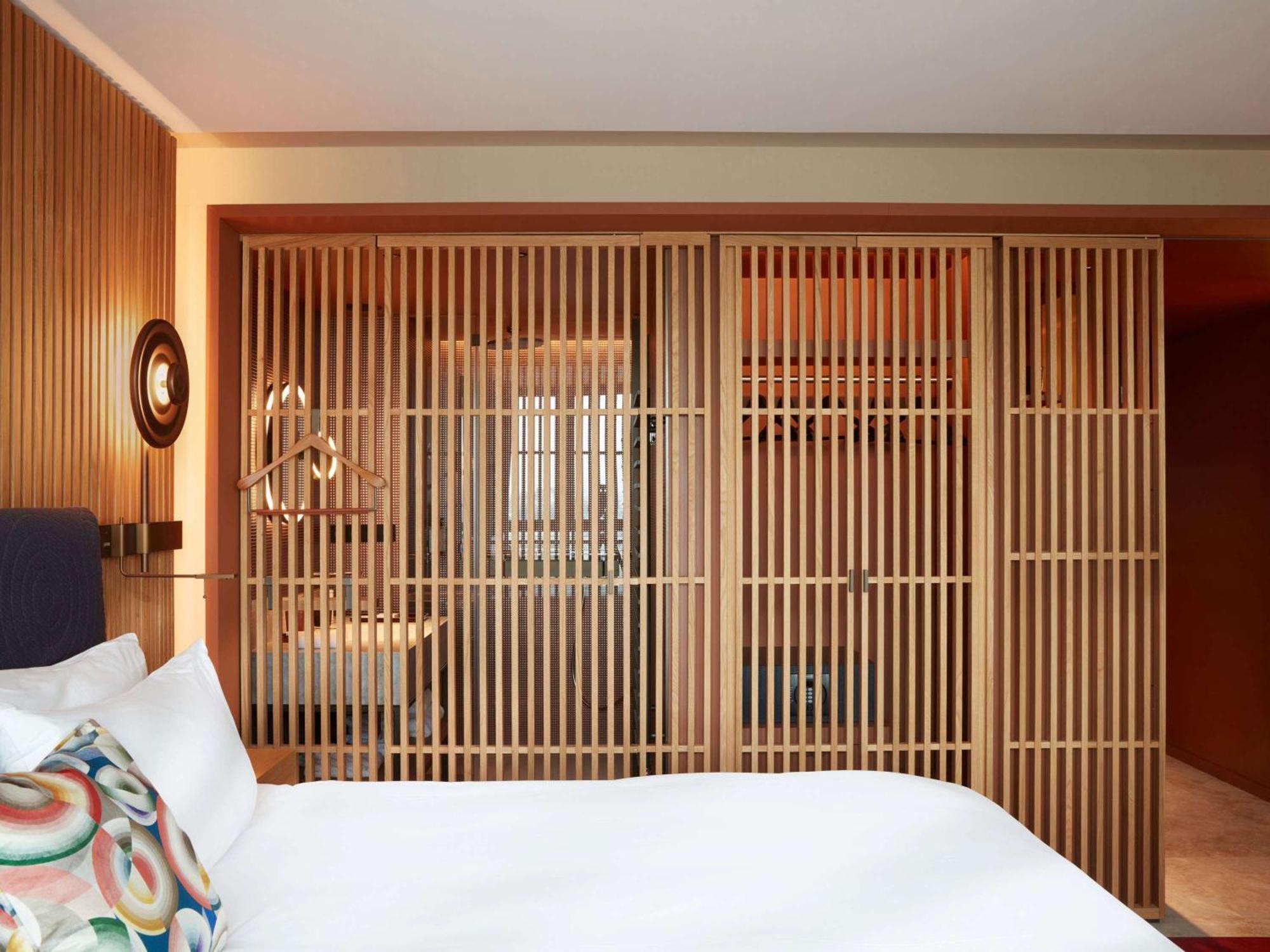 So/ Paris Hotel Exterior photo A room at the hotel