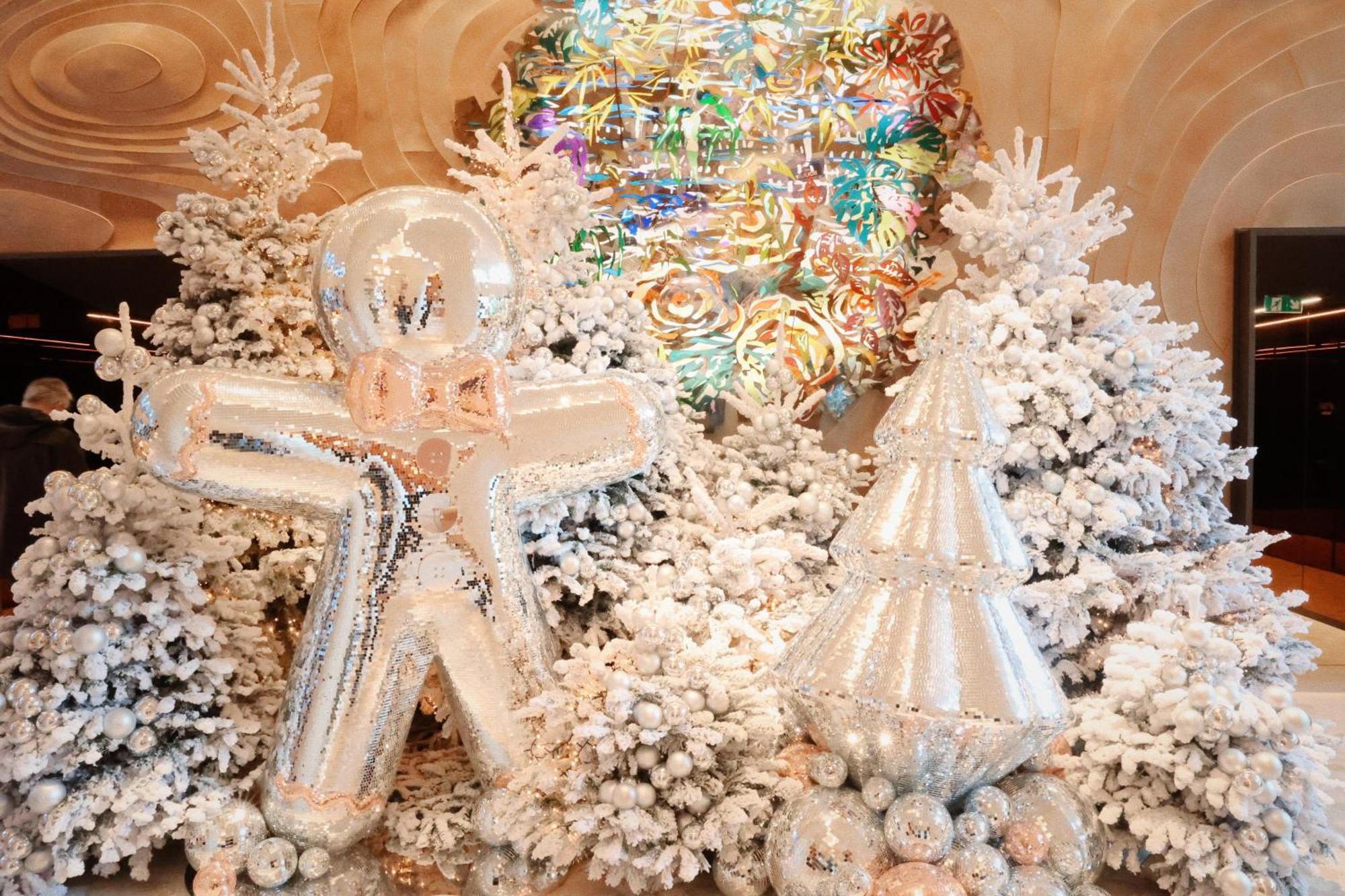 So/ Paris Hotel Exterior photo Christmas tree at the Four Seasons Hotel, Seoul, South Korea