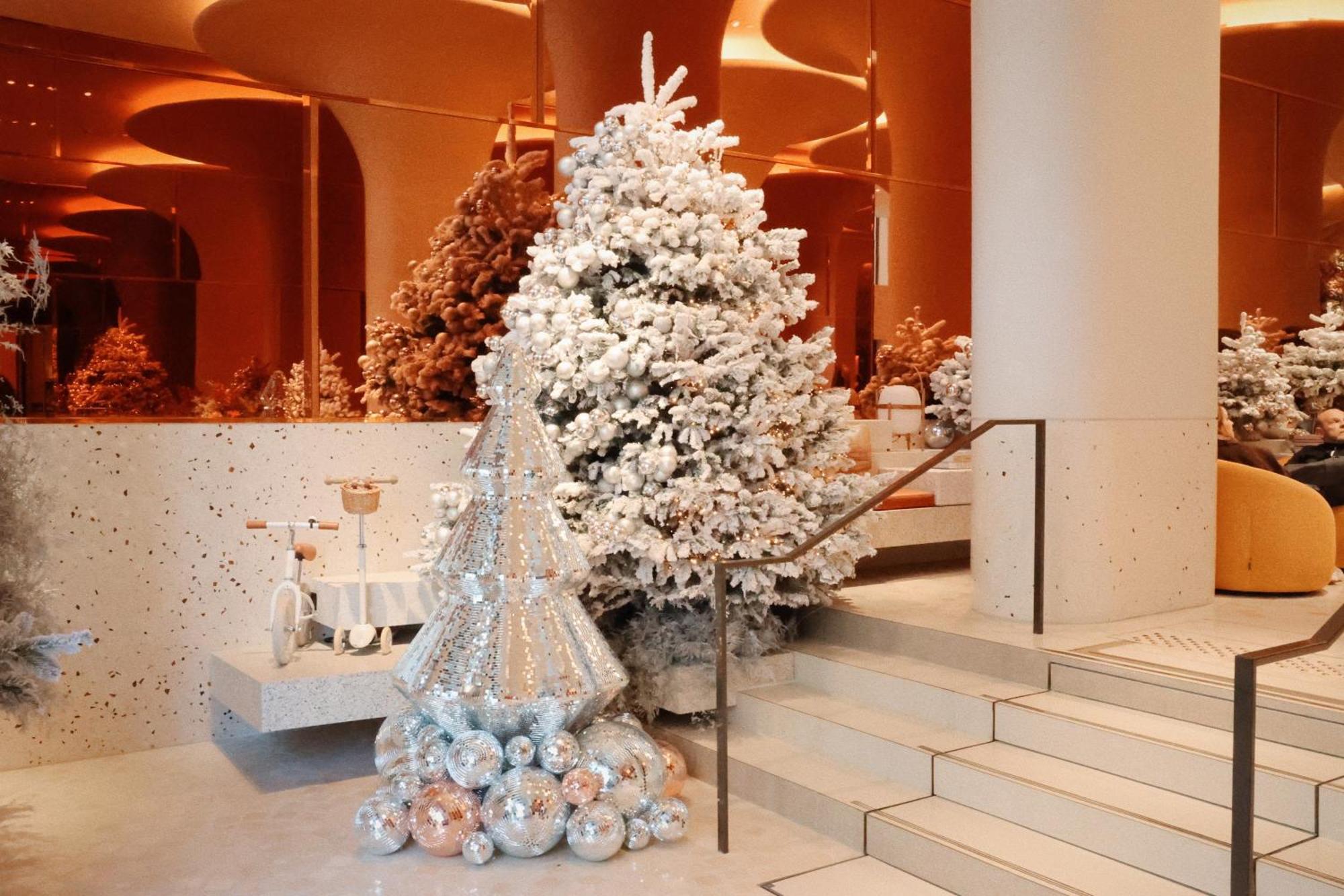 So/ Paris Hotel Exterior photo Christmas tree at the Four Seasons Hotel, Hong Kong