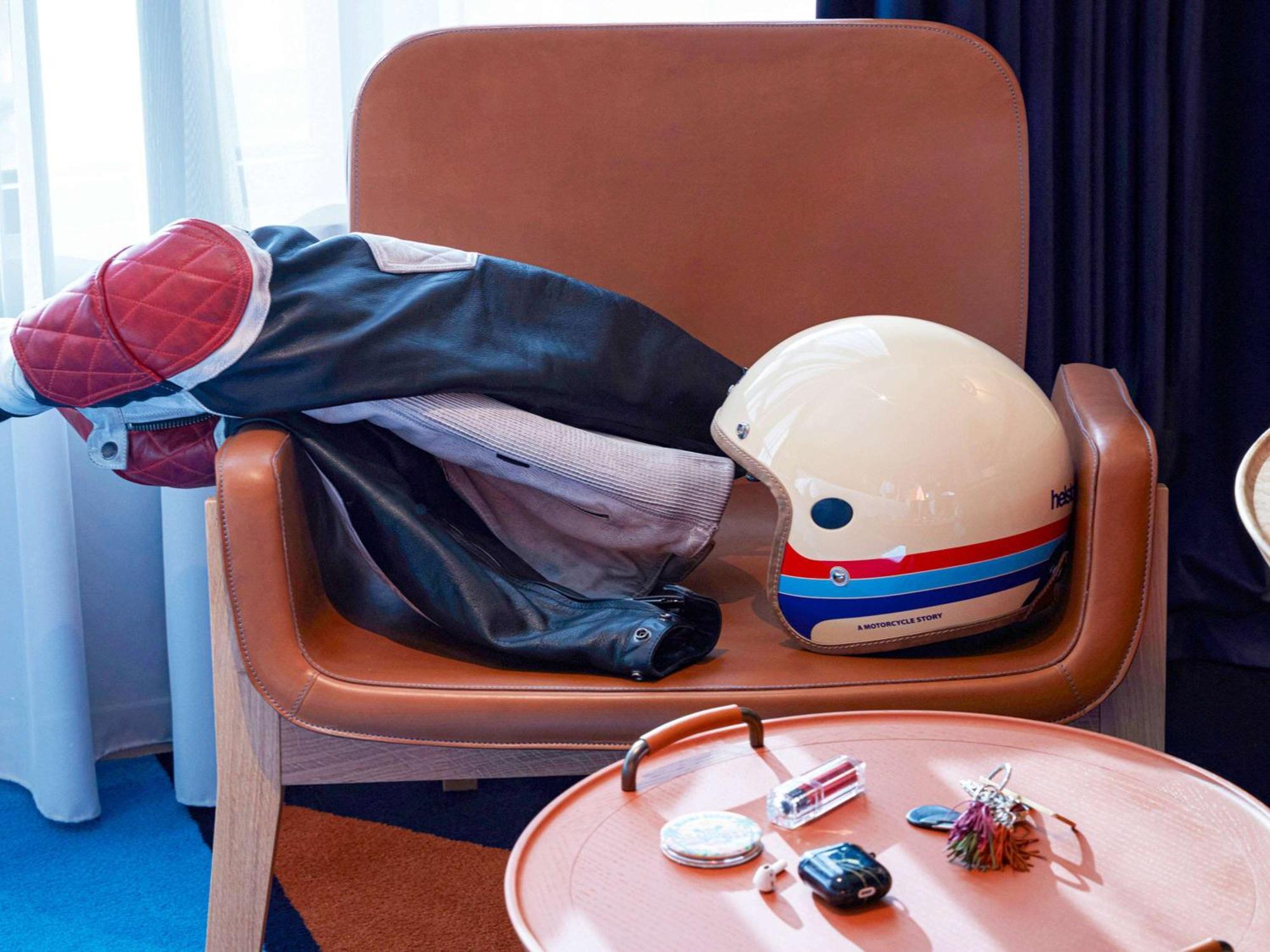 So/ Paris Hotel Exterior photo A motorcycle helmet