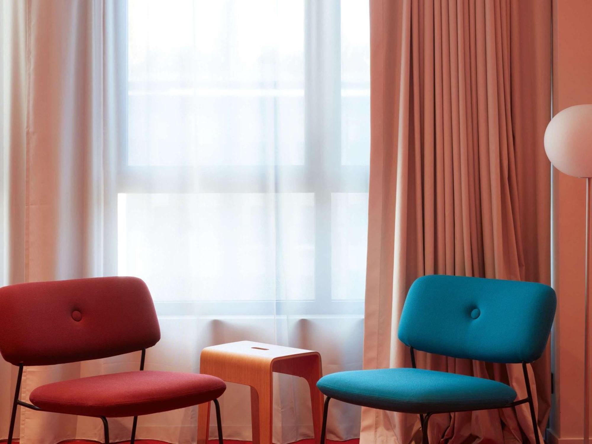 So/ Paris Hotel Exterior photo The interior of a room at the hotel