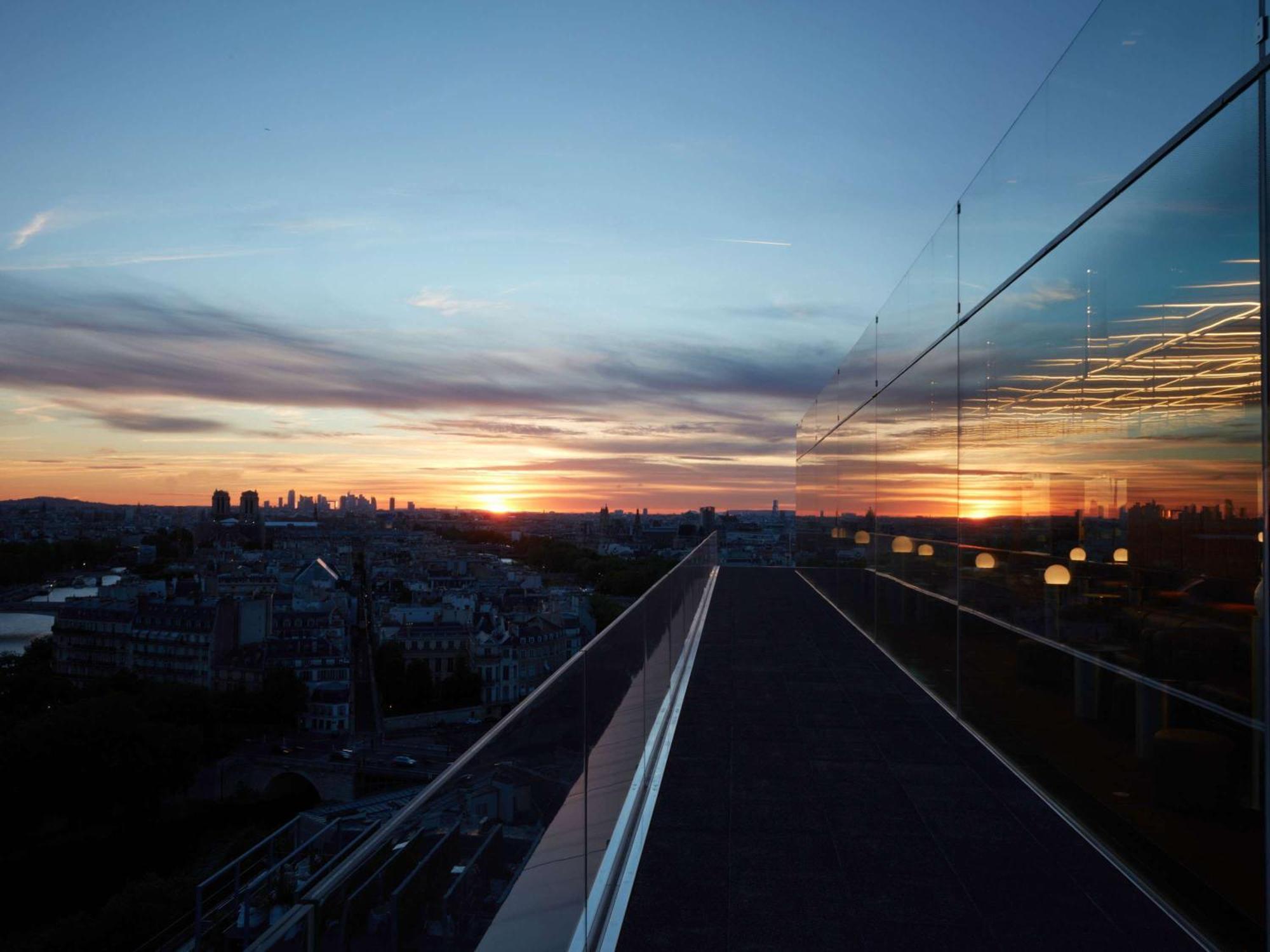 So/ Paris Hotel Exterior photo Sunset over the tracks