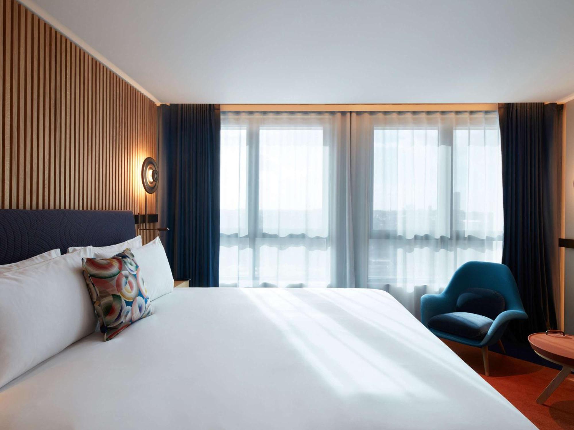 So/ Paris Hotel Exterior photo Deluxe room